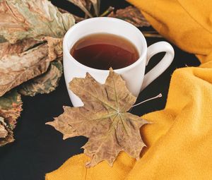 Preview wallpaper tea, cup, autumn, maple, leaves