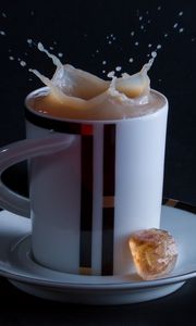 Preview wallpaper tea, drink, splash, ice, cup