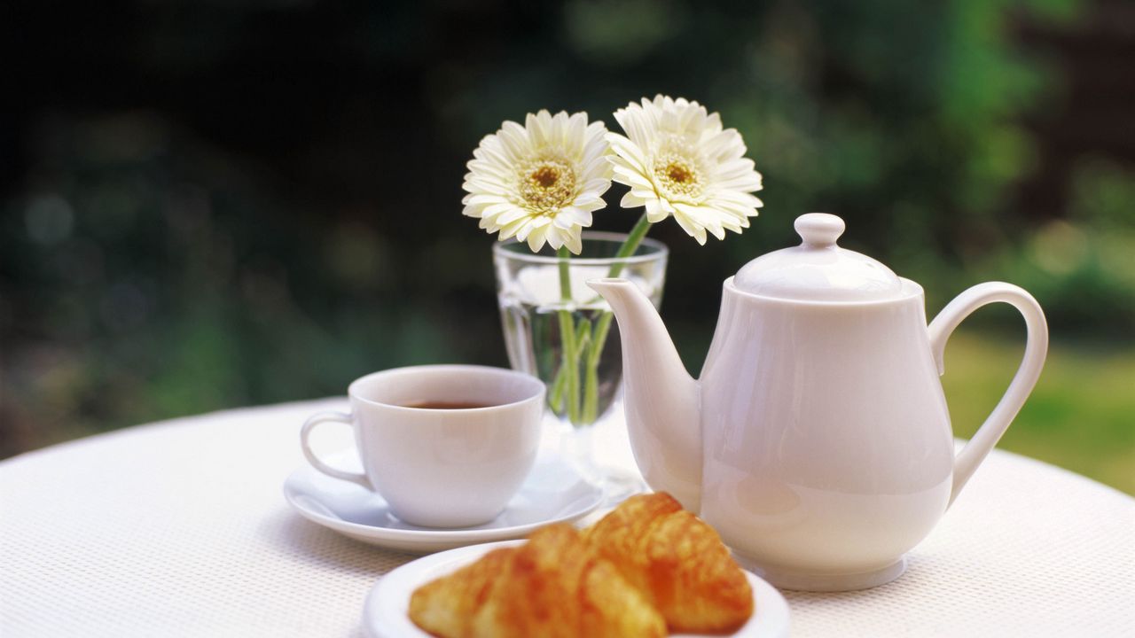 Wallpaper tea, table, garden, tea leaves, flowers, cup, glass, biscuits