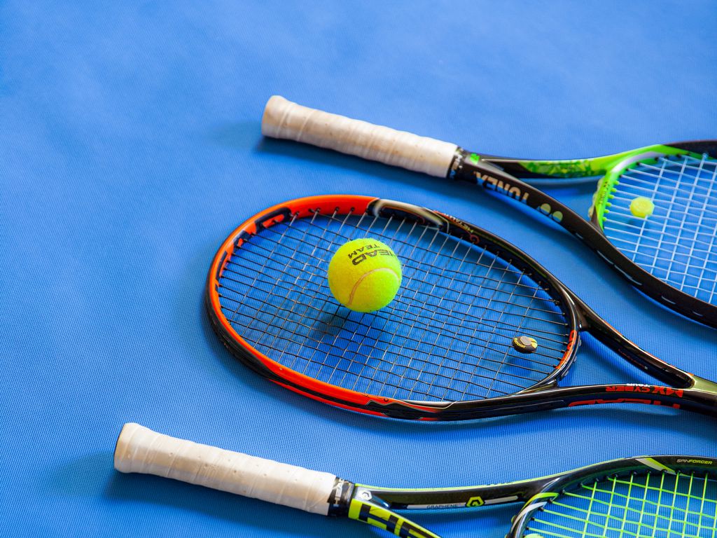 1024x768 Wallpaper tennis, rackets, ball, sports