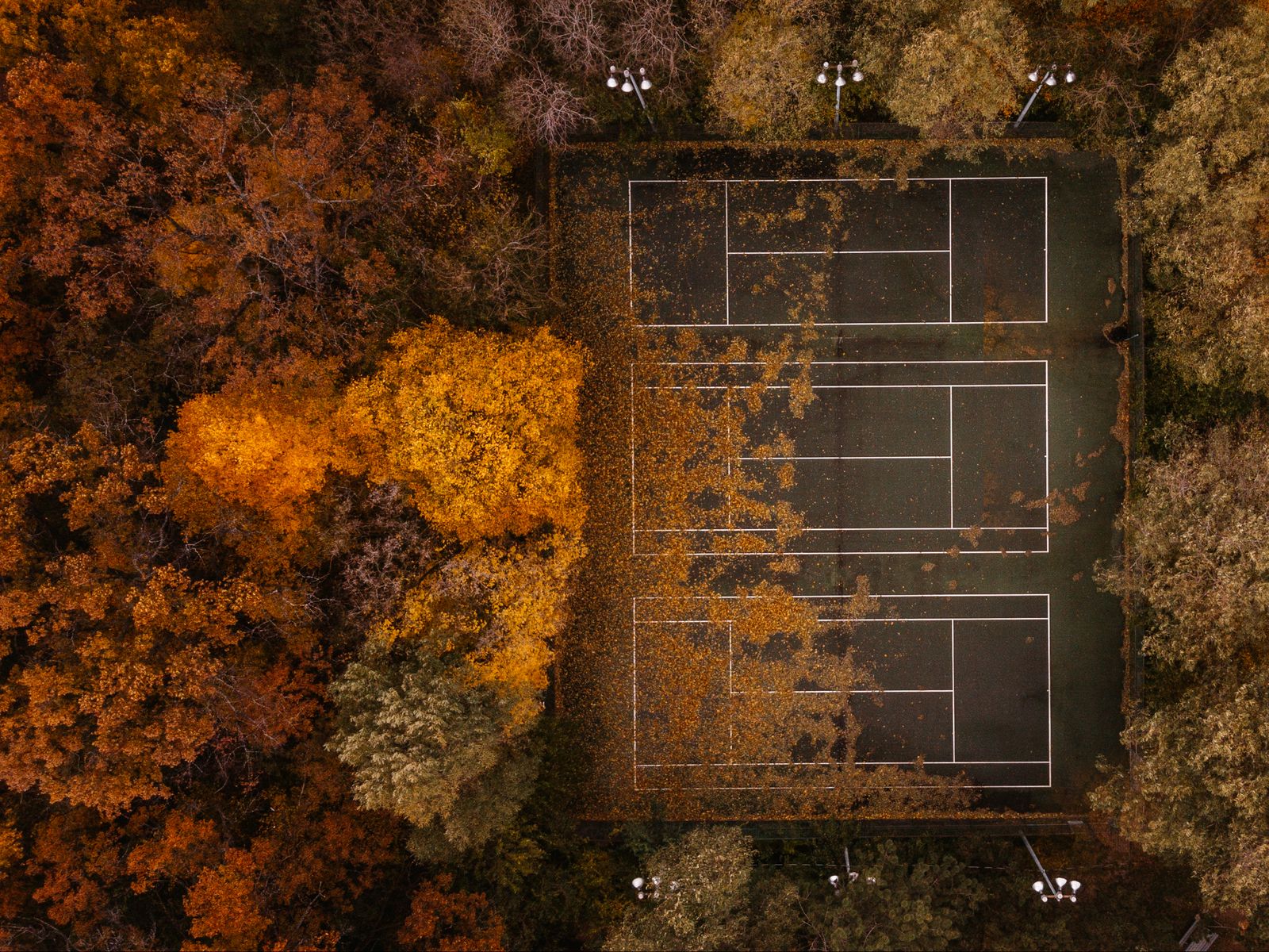 1600x1200 Wallpaper tennis, tennis court, autumn, aerial view