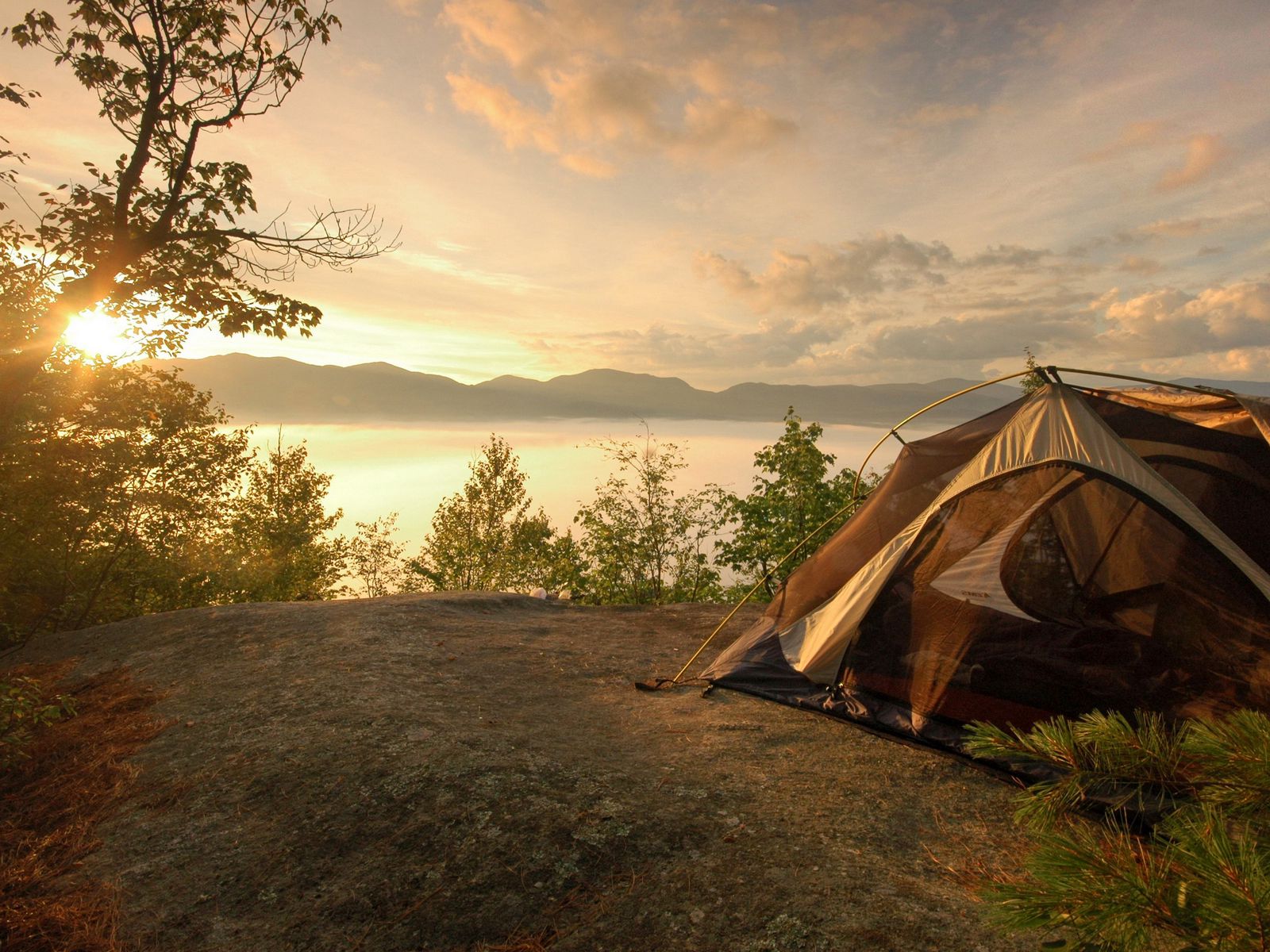 1600x1200 Wallpaper tent, coast, lake, decline, romanticism, sky