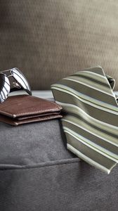 Preview wallpaper tie, purse, sunglasses, chair, man