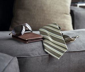 Preview wallpaper tie, purse, sunglasses, chair, man