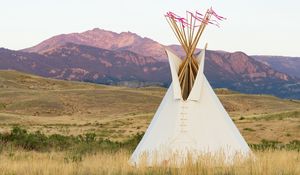 Preview wallpaper tipi, grass, valley, mountains