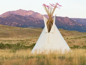 Preview wallpaper tipi, grass, valley, mountains