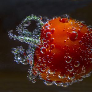Preview wallpaper tomato, drop, close-up