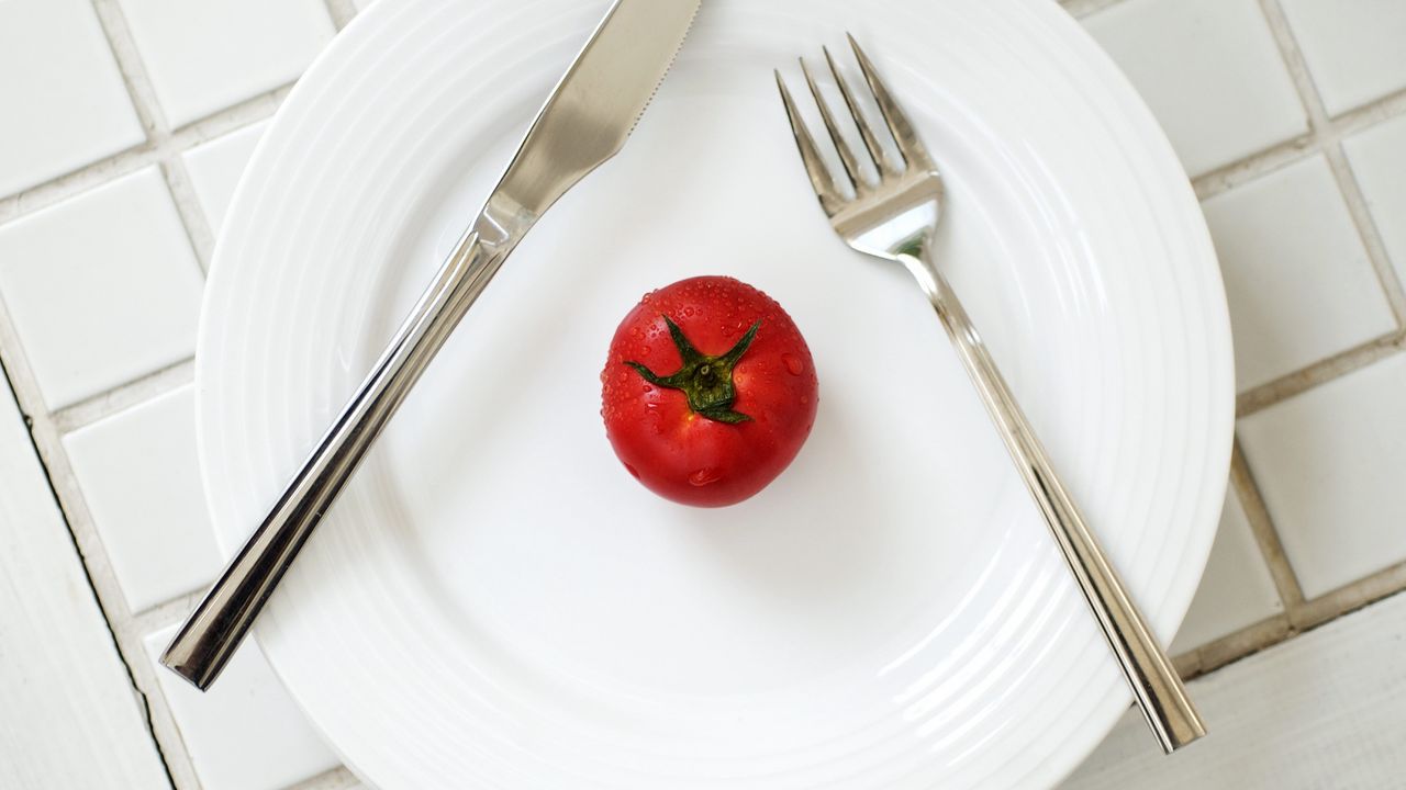Wallpaper tomato, drops, plate, knife, fork, minimalism