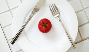 Preview wallpaper tomato, drops, plate, knife, fork, minimalism