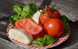 Preview wallpaper tomatoes, cheese, mozzarella