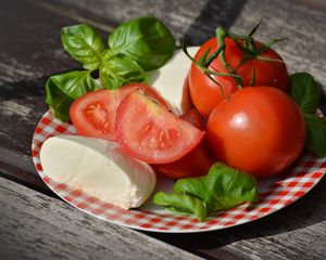 Preview wallpaper tomatoes, cheese, mozzarella