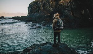 Preview wallpaper tourist, cliff, rocks, sea