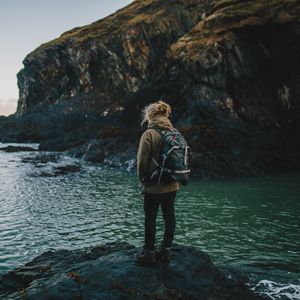 Preview wallpaper tourist, cliff, rocks, sea