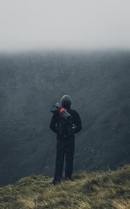 Preview wallpaper tourist, traveler, backpack, fog, mountains