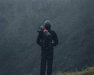 Preview wallpaper tourist, traveler, backpack, fog, mountains