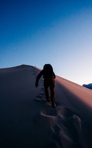 Preview wallpaper tourist, traveler, desert, sand, backpack