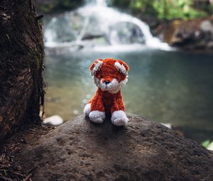 Preview wallpaper toy, stone, waterfall