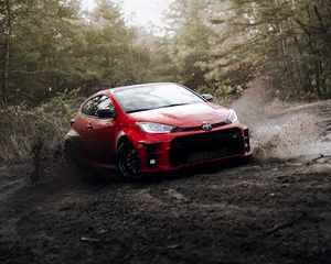 Preview wallpaper toyota, car, red, puddle, splash
