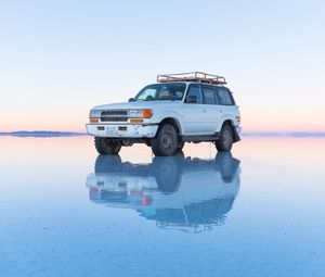 Preview wallpaper toyota land cruiser, toyota, suv, old, white, water, shallows, off-road