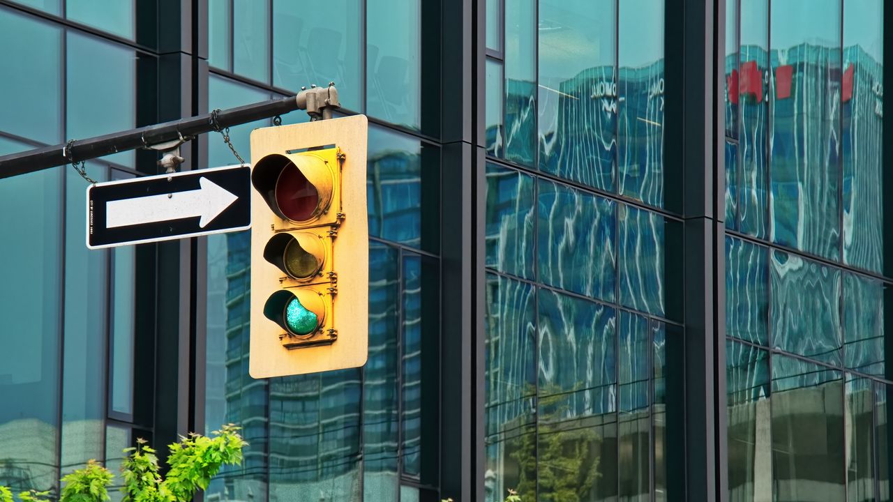 Wallpaper traffic light, building, reflection, branches