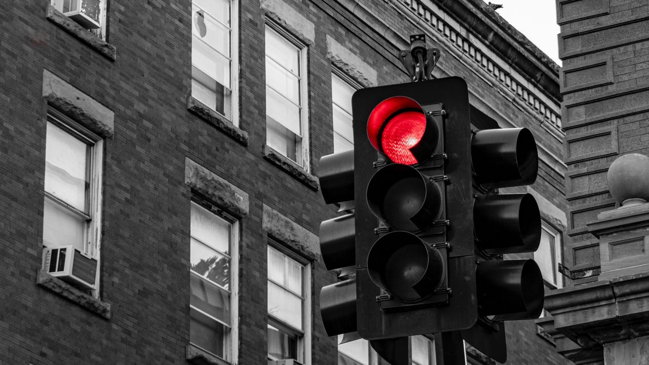 Wallpaper traffic light, city, buildings, red, glow