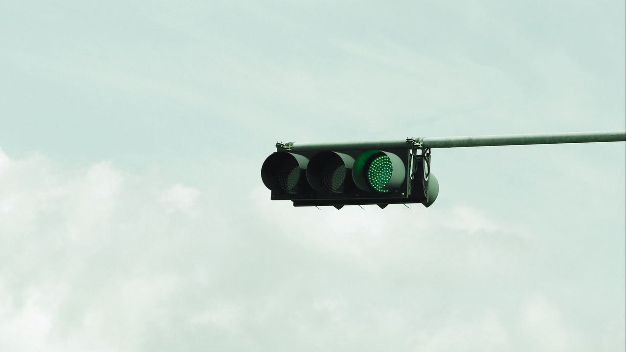 Wallpaper traffic light, green, glow, sky