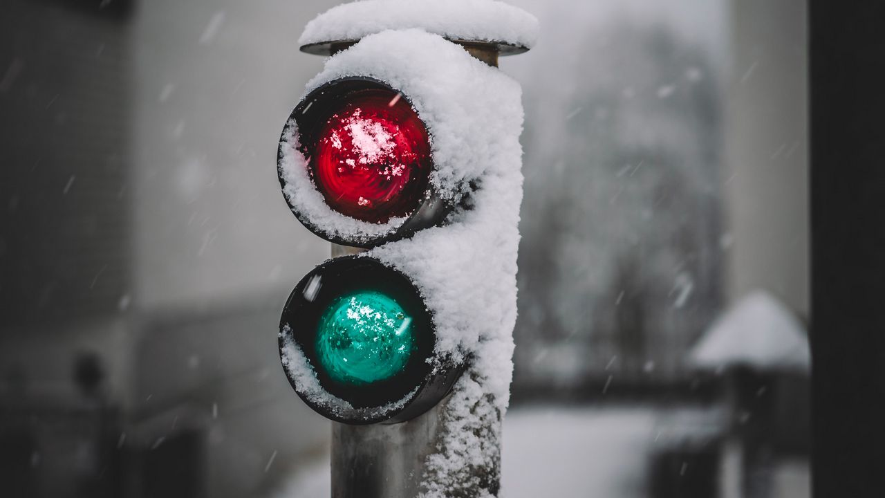 Wallpaper traffic light, sign, red, glow, snow