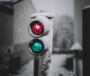 Preview wallpaper traffic light, sign, red, glow, snow