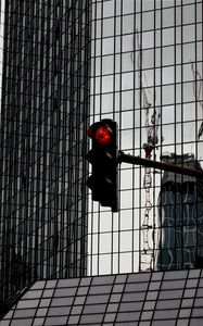 Preview wallpaper traffic light, skyscraper, mirror