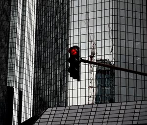 Preview wallpaper traffic light, skyscraper, mirror