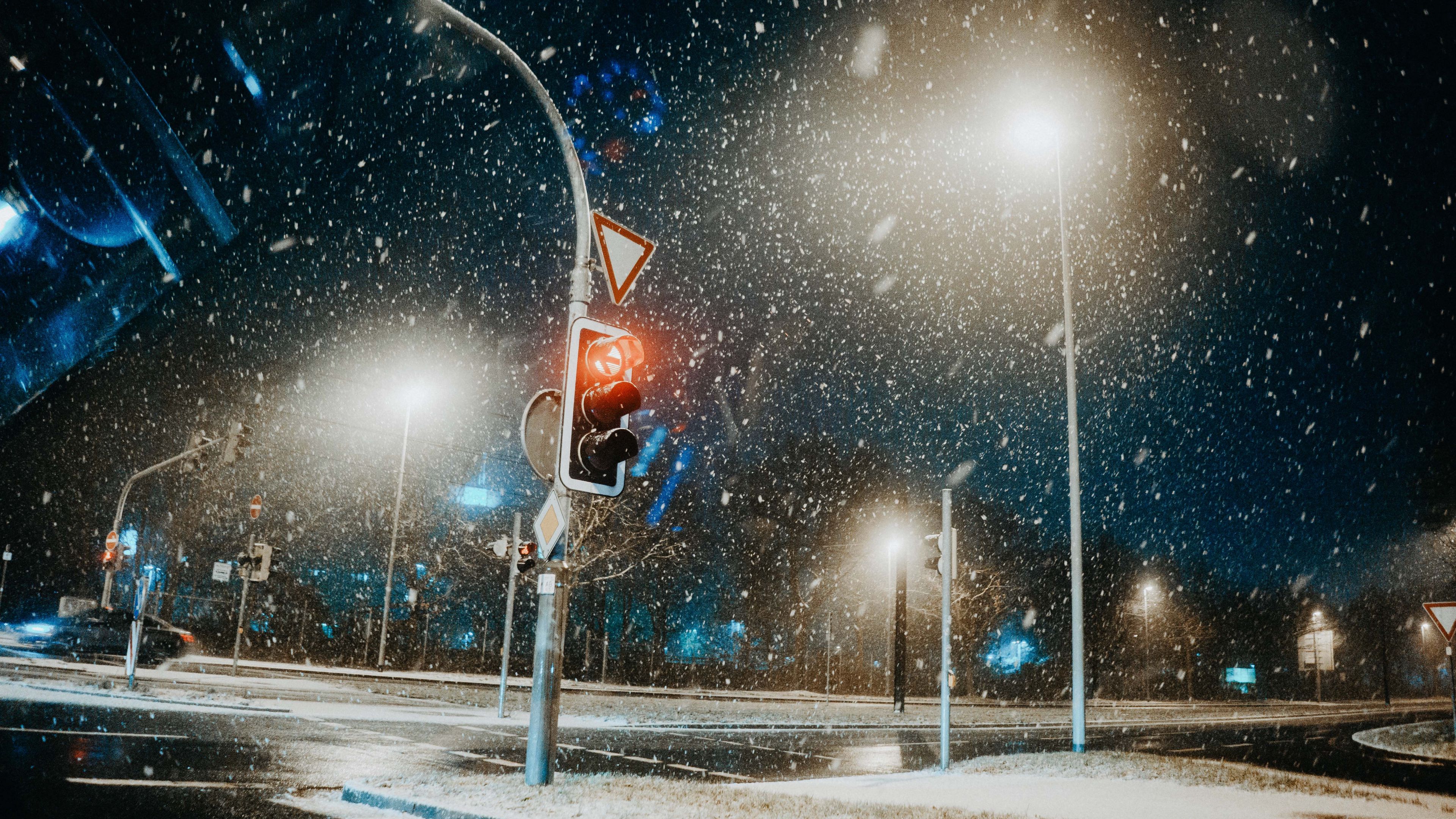 Traffic Light Snow Road mang đến cho bạn cảm giác sự kỳ diệu khi những tia nắng chiếu qua tất cả những tinh thể tuyết trên đường phố. Hình ảnh đẹp mắt này sẽ đưa bạn đến với những cảnh đáng nhớ và điều không ai có thể chối từ. Hãy xem ngay để cảm nhận.