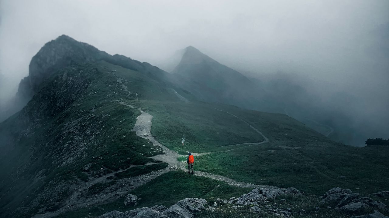 Wallpaper traveler, travel, loneliness, alone, mountains, fog