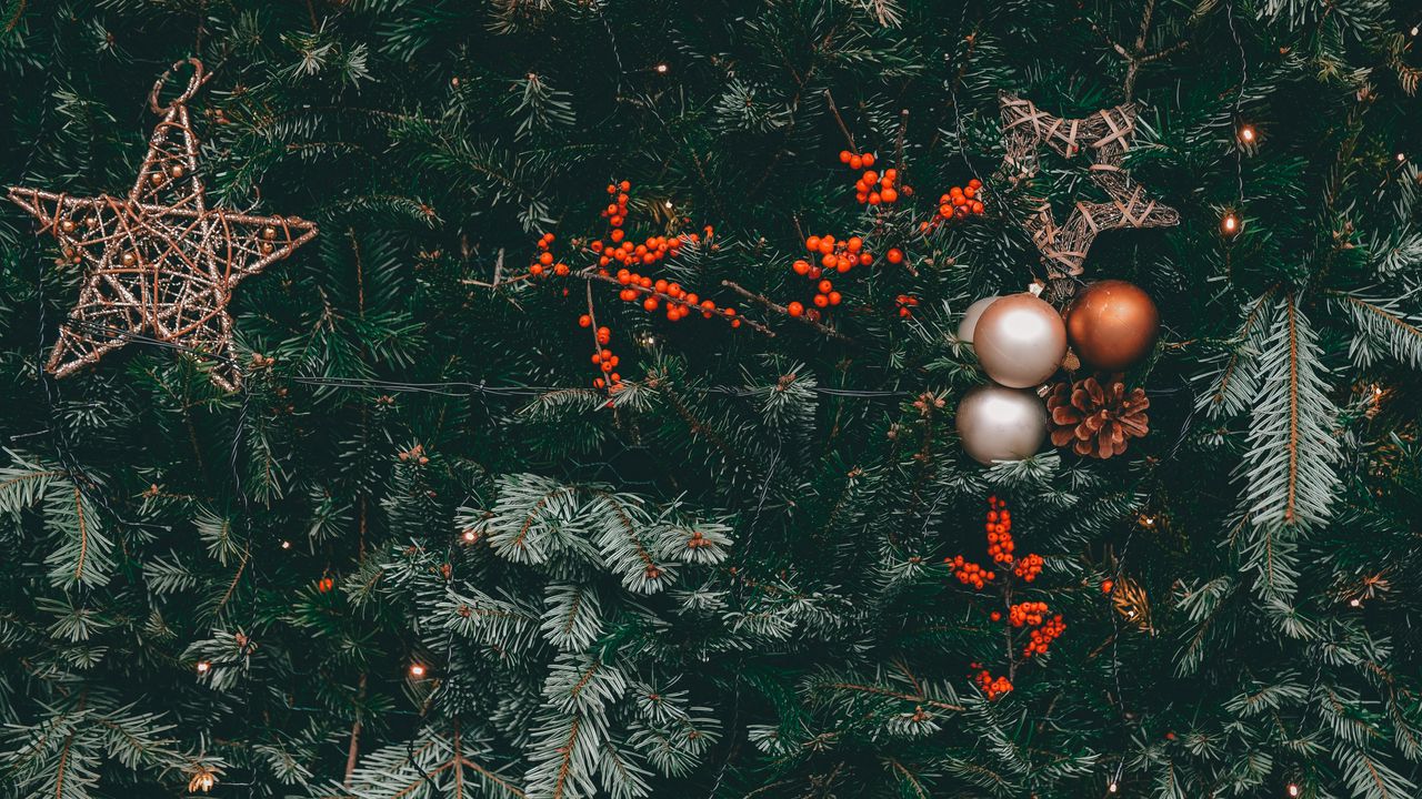Wallpaper tree, balls, decorations, berries, cones, garlands