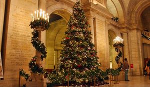 Preview wallpaper tree, christmas, holiday, palace, columns, candles