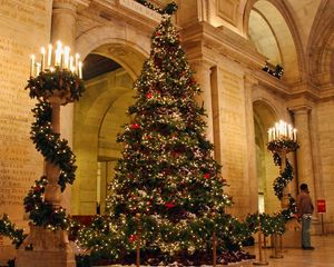 Preview wallpaper tree, christmas, holiday, palace, columns, candles