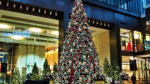 Preview wallpaper tree, christmas, holiday, garland, street