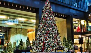 Preview wallpaper tree, christmas, holiday, garland, street