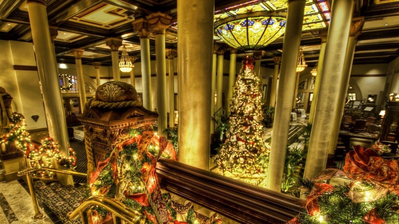Wallpaper tree, columns, hall, holiday, christmas, garland, ornaments