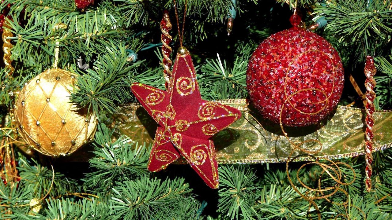 Wallpaper tree, needles, christmas decorations, balloons, stars, holiday