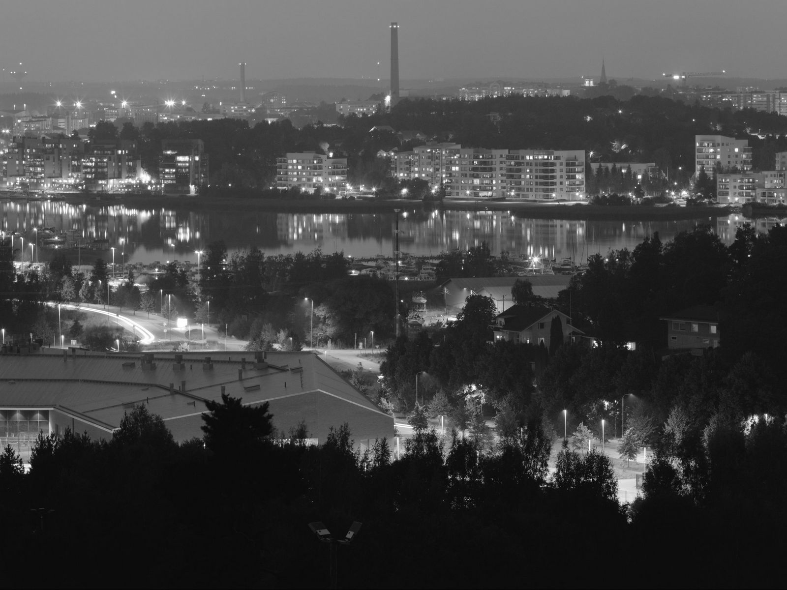 1600x1200 Wallpaper trees, city, buildings, dark, bw