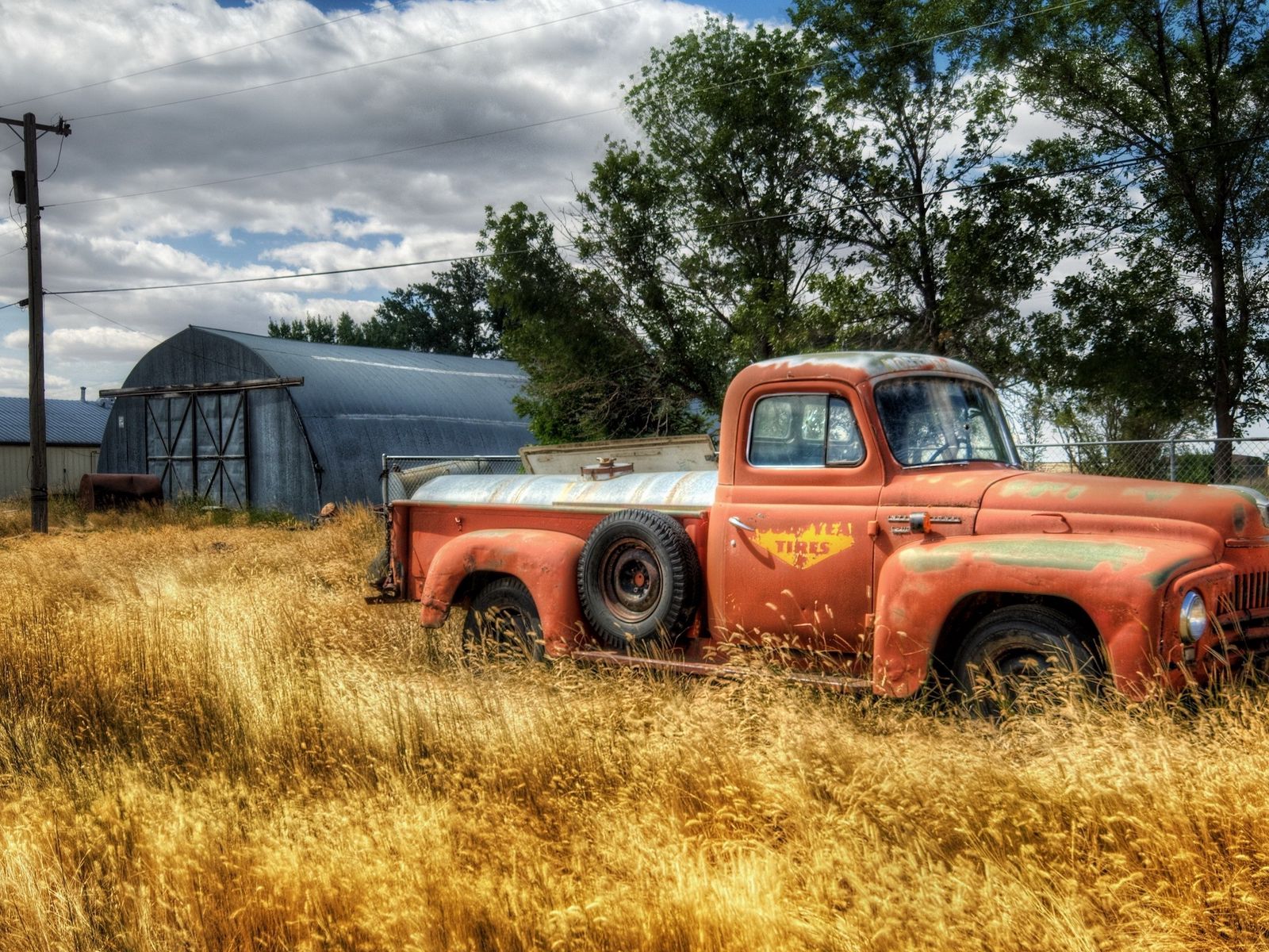 Download wallpaper 1600x1200 truck, garage, field, farming, column ...