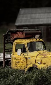 Preview wallpaper truck, yellow, old, grass