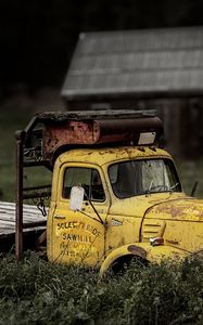 Preview wallpaper truck, yellow, old, grass