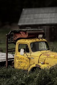 Preview wallpaper truck, yellow, old, grass