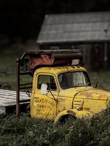 Preview wallpaper truck, yellow, old, grass