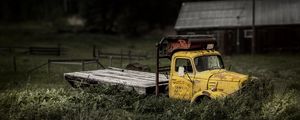 Preview wallpaper truck, yellow, old, grass