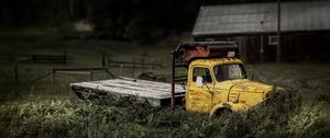 Preview wallpaper truck, yellow, old, grass