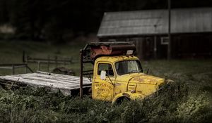 Preview wallpaper truck, yellow, old, grass