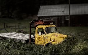 Preview wallpaper truck, yellow, old, grass