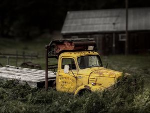 Preview wallpaper truck, yellow, old, grass